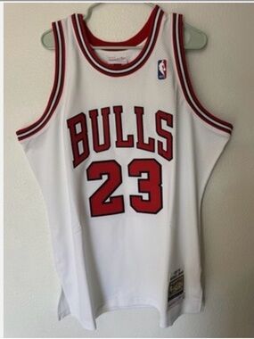 Mitchell & Ness White and Red Bulls #23 Jordan Jersey Large Men’s
